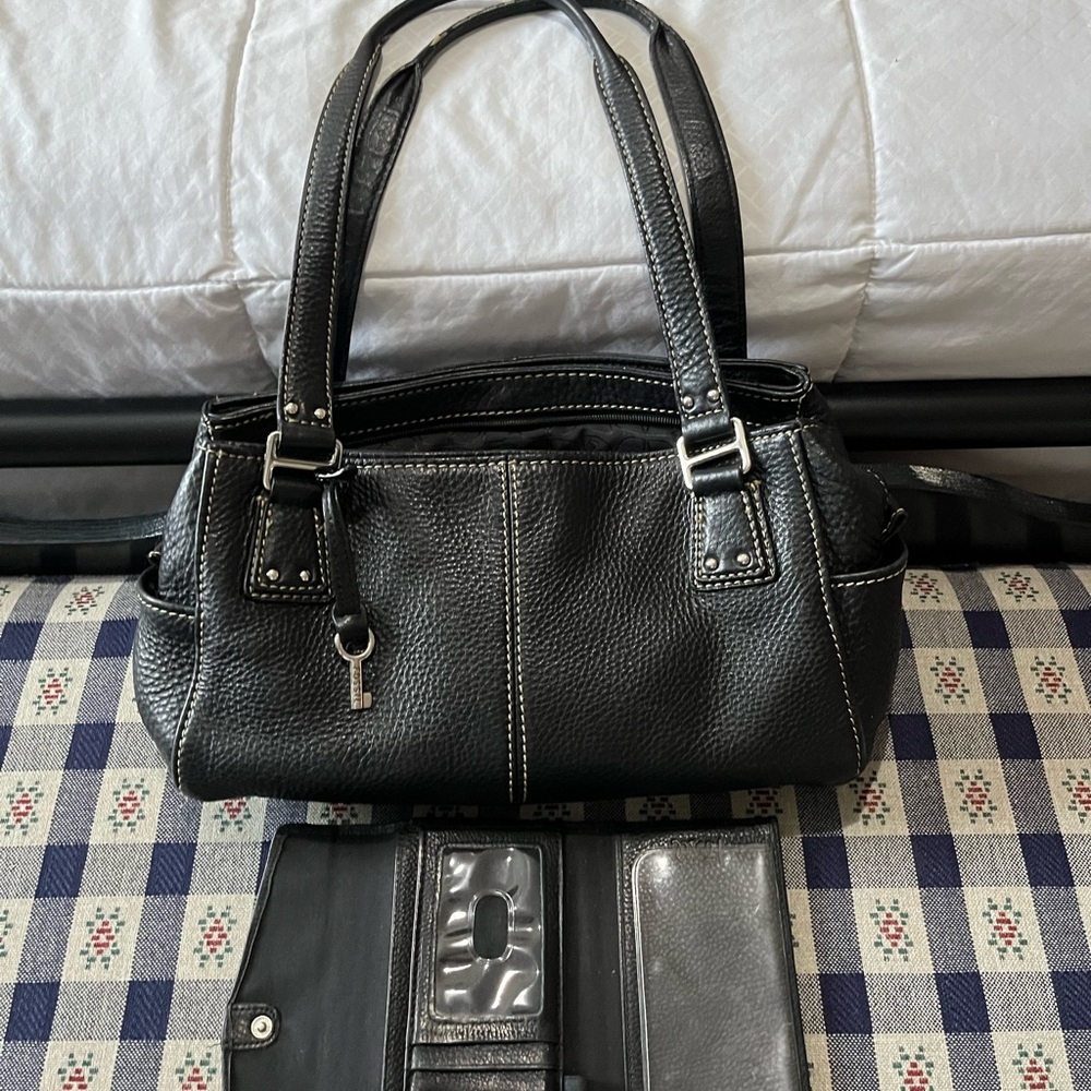 Fossil Black Pebbled Leather Shoulder Bag with Matching Wallet - Picture 2 of 5
